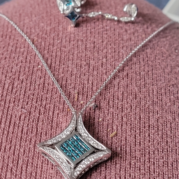 Transforming Necklace & Earring Set - Picture 10 of 14